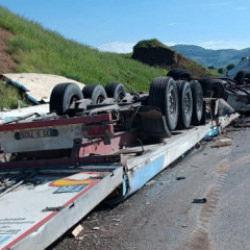 Kaza yapan tır ortalığı savaş alanına &ccedil;evirdi