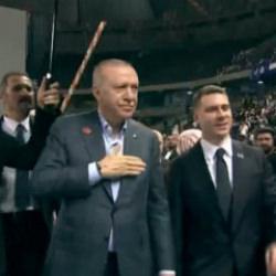 Cumhurbaşkanı Erdoğan sahaya indi: Trib&uuml;nleri gezerek gen&ccedil;leri selamladı