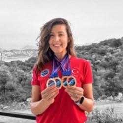 Milli sporcu Birg&uuml;l Erken, T&uuml;rk spor tarihine ge&ccedil;ti! Buzun altında d&uuml;nya rekoru kırdı