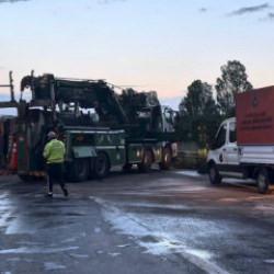 Pendik'te dorsesi devrilen TIR, kaldırma &ccedil;alışmaları sırasında yan yattı