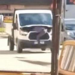 Bursa'da seyir halindeki kamyonetin motorunu a&ccedil;tı! Akılalmaz anlar kamerada 