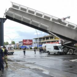 Ankara&rsquo;da korkutan kaza: Damperi a&ccedil;ık tır &uuml;st ge&ccedil;idi yıktı