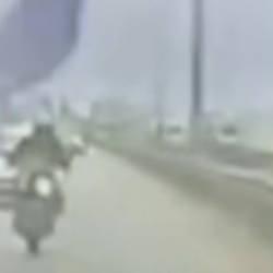 K&ouml;pr&uuml;den sarkan reklam afişi motosikletliyi yola savurdu