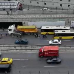 Bah&ccedil;elievler&rsquo;de arızalanan İETT otob&uuml;s&uuml; trafiği fel&ccedil; etti! Vatandaş yola d&ouml;k&uuml;ld&uuml;
