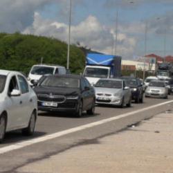 Bayram g&ouml;&ccedil;&uuml; başladı, kilometrelerce s&uuml;rd&uuml;! Kritik nokta şimdiden kilit!