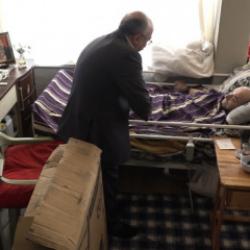 Yok b&ouml;yle vefa: Beyin kanaması ge&ccedil;iren eski eşine bakıyor 
