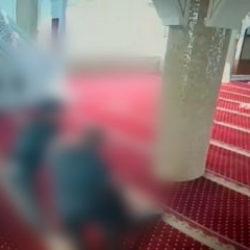 Bah&ccedil;elievler'de camide temizlik yapan imamı darp etti: O anlar kamerada