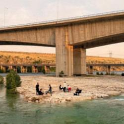 Fırat Nehri&rsquo;nde panik! Su bir anda y&uuml;kseldi, piknik&ccedil;iler mahsur kaldı