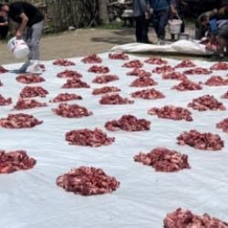  Y&uuml;ksekova'da 100 yıllık gelenek: 140 kurban kesildi, etler t&uuml;m k&ouml;ye eşit dağıtıldı