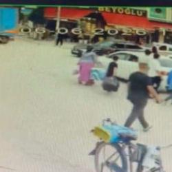 Iğdır'da otomobil, 6 yaşındaki &ccedil;ocuğa &ccedil;arptı: Kaza anı ortaya &ccedil;ıktı