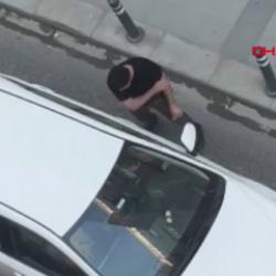 Avcılar'da kazaya neden olan s&uuml;r&uuml;c&uuml;n&uuml;n otomobiline yumruk atıp saldırdılar