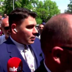 Canlı yayında lin&ccedil; girişimi! &Ouml;zg&uuml;r &Ouml;zel taraftarlarından Akit TV muhabirine &ccedil;irkin saldırı