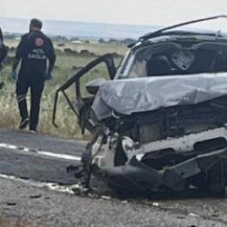 Diyarbakır'da nişan d&ouml;n&uuml;ş&uuml; feci kaza: 159 kilometre hızla &ouml;l&uuml;me gittiler