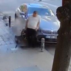K&uuml;&ccedil;&uuml;k&ccedil;ekmece'de &ccedil;arptığı yaya 2 metre havaya u&ccedil;tu; yaralıya değil, hasara baktı