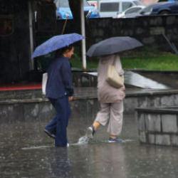 Sel ve heyelan riski kapıda! Kuvvetli yağış geliyor: Meteoroloji 18 ili &ouml;zellikle uyardı