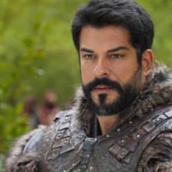 Burak &Ouml;z&ccedil;ivit, ezber bozacak diziyle d&ouml;n&uuml;yor! Ters k&ouml;şe yaptı