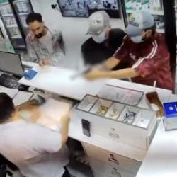 Hindistan'da g&uuml;peg&uuml;nd&uuml;z kanlı pusu: Eczacıyı vurdular