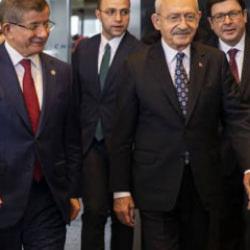 Kılı&ccedil;daroğlu &uuml;st&uuml;n&uuml; &ccedil;izmişti! Davutoğlu'ndan &ccedil;ok konuşulacak CHP yorumu! Safını belli etti