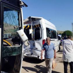 Kırşehir'de iş&ccedil;i servisleri &ccedil;arpıştı: 1'i ağır 17 yaralı