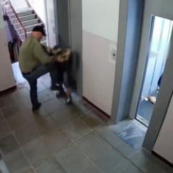 Rusya'da asans&ouml;rde dehşet anları: Yanlışlıkla &ccedil;arptığı &ccedil;ocuğu &ouml;ld&uuml;resiye d&ouml;vd&uuml;
