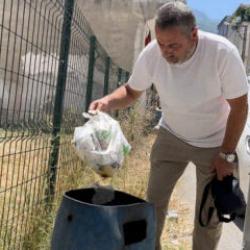 Bir kilo altını &ccedil;&ouml;pe attı, mahalleli seferber oldu