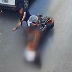 4 yaşındaki Şevval&rsquo;e motosiklet &ccedil;arptı! O anlar kamerada
