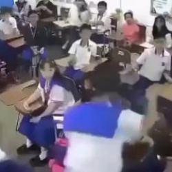 8. sınıf &ouml;ğrencisi dehşet sa&ccedil;tı: Sınıfa bı&ccedil;akla dalıp 7 arkadaşını yaraladı