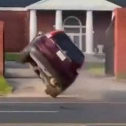 Drift yapan s&uuml;r&uuml;c&uuml; karşı şeride ge&ccedil;ti: Araca b&ouml;yle takla attırdı!