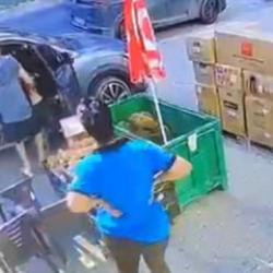 Mersin'de erkek arkadaşı tarafından sokak ortasında darbedilen kadının o anları kamerada