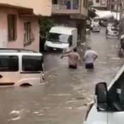 İstanbul sağanak yağmur: Caddeler su i&ccedil;inde kaldı, trafik durdu!