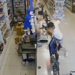 Gasp&ccedil;ının &ccedil;ılgın ka&ccedil;ışı: Markette başladı, &ccedil;ocuklu aracı ka&ccedil;ırıp jandarmaya saldırdı