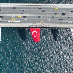 K&ouml;pr&uuml;ler kırmızı beyaza b&uuml;r&uuml;nd&uuml;: 15 Temmuz'da 253 şehit verdik ama vatanımızı vermedik!