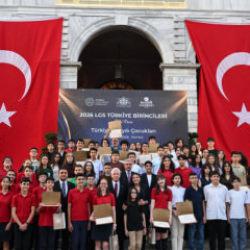 İstanbul Valiliğinden LGS'de T&uuml;rkiye birincisi olan &ouml;ğrenciler i&ccedil;in &ouml;d&uuml;l t&ouml;reni