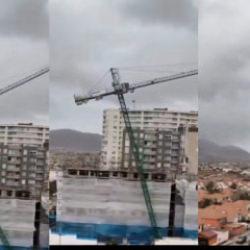 Şantiyedeki kule vin&ccedil; evlerin &uuml;zerine devrildi...