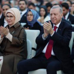 Emine Erdoğan: T&uuml;m d&uuml;nyaya ilan ettiğimiz tarihi bir d&ouml;n&uuml;m noktası