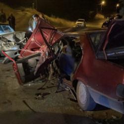 Sivas'ta 2 otomobil kafa kafaya &ccedil;arpıştı