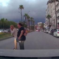 Motosikletin, scooterli &ccedil;ocuğa &ccedil;arptığı anlar kamerada