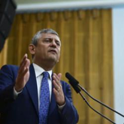 &Ouml;zg&uuml;r &Ouml;zel 'Yeni Parti'yi a&ccedil;ıkladı! CHP k&uuml;rs&uuml;s&uuml;ne veda etti