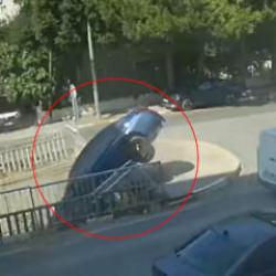 Pendik'te otomobil dereye d&uuml;şt&uuml;; kaza kamerada