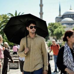 İstanbul'da sıcak hava etkili oldu: Turistler g&ouml;lge ve şemsiyeye sığındı