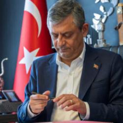 Yeni Parti'nin logosu değişecek mi? &Ouml;zg&uuml;r &Ouml;zel a&ccedil;ıkladı
