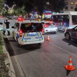 Gen&ccedil; kıza yaya ge&ccedil;idinden ge&ccedil;erken iki ara&ccedil; &ccedil;arptı