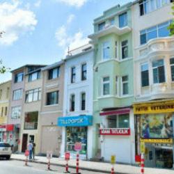 Fatih'in tarihi caddeleri "g&ouml;r&uuml;nt&uuml; kirliliğinden" temizleniyor 