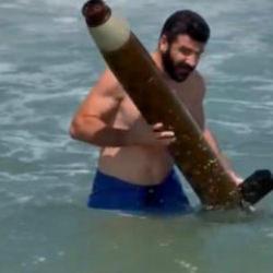 Sinop sahilinde ş&uuml;pheli cisim! Vatandaş eliyle &ccedil;ıkarttı