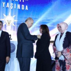 Erdoğan rozetini taktı, tarihe ge&ccedil;ti! AK Parti&rsquo;nin ilk S&uuml;ryani Başkanı