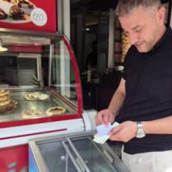 D&uuml;zce'de sabah d&uuml;kk&acirc;nını a&ccedil;an esnaf, bulduğu nota bakakaldı