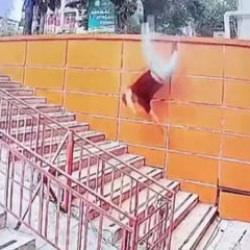 Isparta'da duvarda uzanan şahıs metrelerce y&uuml;ksekten b&ouml;yle d&uuml;şt&uuml;