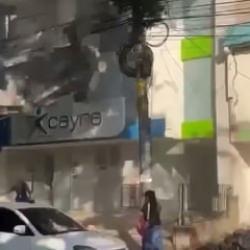 Kabus anları kamerada: Bina cephesi insanların &uuml;zerine &ccedil;&ouml;kt&uuml;