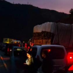 Sivas'ta toprak ve taşların d&uuml;şt&uuml;ğ&uuml; yolda 10 kilometrelik ara&ccedil; kuyruğu oluştu