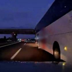 TEM Otoyolu'nda dehşet anları... Otob&uuml;s g&ouml;z g&ouml;re g&ouml;re kazaya sebep oldu!
